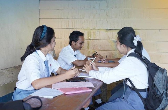 Siswa SMAN 1 Kayan Hulu Sintang sedang belajar. Foto: Dok. Disdikbud Kalbar