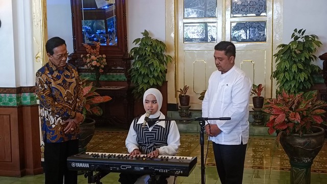 Putri Ariani saat membawakan lagu 'Lir Ilir' untuk Gubernur DIY Sri Sultan Hamengku Buwono X di Kepatihan Pemda DIY, Senin (26/68). Foto: Arfiansyah Panji/kumparan
