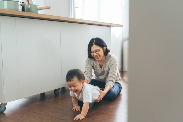 Ilustrasi ibu mendukung anak yang merangkak. Foto: eggeegg/Shutterstock