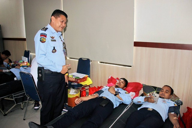 ASN Lapas Bengkulu antusias ikuti donor darah di Kantor Wilayah kementerian Hukum dan HAM Bengkulu. Foto : Humas Lapas Bengkulu
