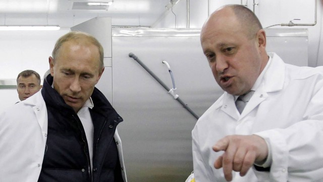 Yevgeny Prigozhin (kanan) bersama Vladimir Putin di Saint Petersburg pada tanggal 20 September 2010. Foto: Alexey Druzhinin/SPUTNIK / AFP