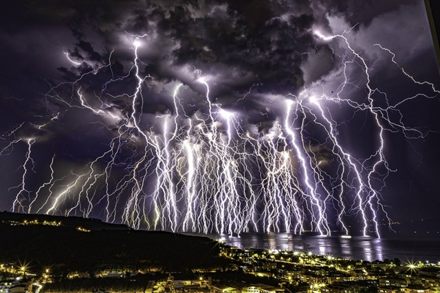 Potret badai petir di Mudanya, Turki. Foto: Ugur Ikizler