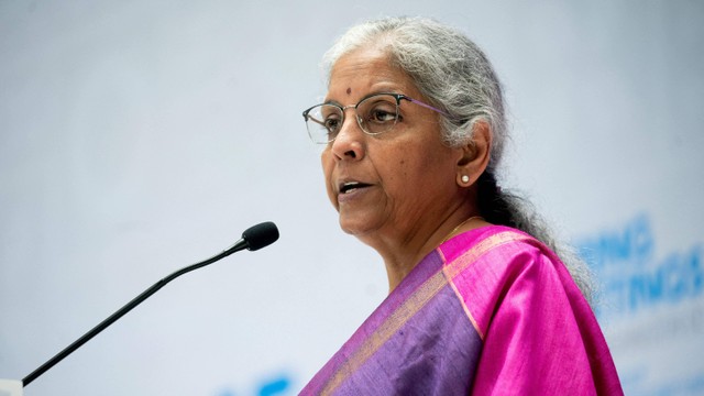 Menteri Keuangan India Nirmala Sitharaman menyampaikan kata sambutan pada pertemuan musim semi tahunan di kantor pusat Dana Moneter Internasional (IMF) di Washington, DC, pada 14 April 2023. Foto: Stefani Reynolds / AFP