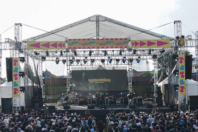 Penampilan Ngatmombilung dalam konser Jogja Koplo Fest #1. Foto: Instagram @jogjakoplo_fest