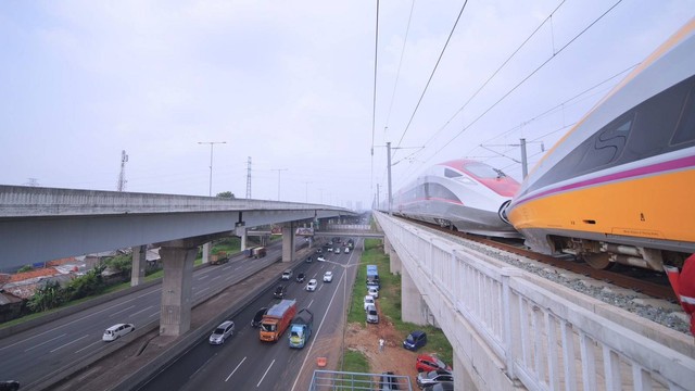 KCIC uji kereta inspeksi dan kereta penumpang KCJB yang digandengkan, Minggu (25/6/2023). Foto: KCIC