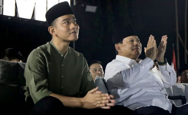 Menhan Prabowo Subianto dan Wali Kota Solo Gibran Rakabuming dalam acara Harlah PMII di Solo, 23 Juni 2023. Foto: Instagram/@prabowo