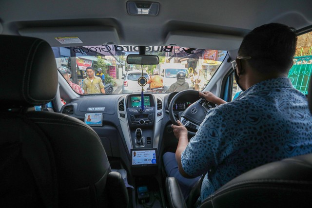 Pengemudi taksi Bluebird. Foto: Aditia Noviansyah/kumparan