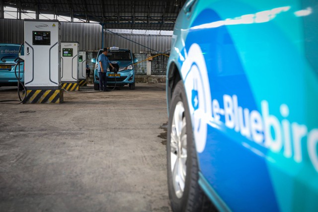 Pengemudi taksi Bluebird sedang mengisi daya untuk taksi listriknya di tempat pengisian daya baterai di Blue Bird Group, Mampang, Jakarta Selatan, Senin (26/6/2023). Foto: Aditia Noviansyah/kumparan