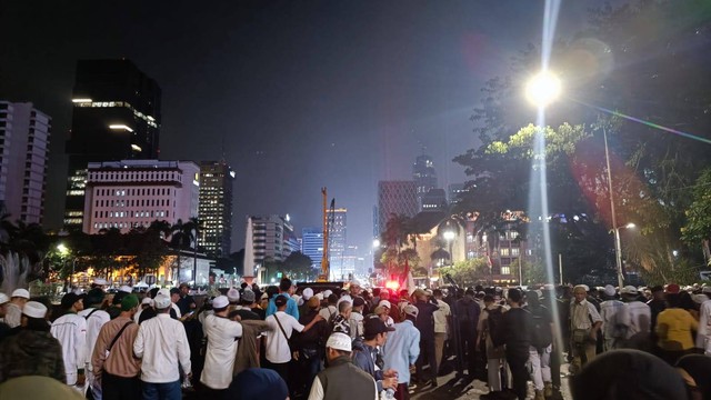 Massa aksi yang berasal dari Front Persaudaraan Islam (FPI) membubarkan diri secara tertib dari Patung Kuda Jakarta Pusat pada pukul 18.50 WIB. Mereka berdemonstrasi pada Senin (26/6), sejak pukul 13.00 WIB dari depan kantor Kementerian Agama. Foto: Thomas Bosco/kumparan