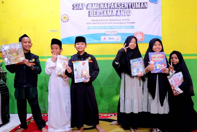 Anak-anak di Panti Rumah Harapan Surabaya senang mendapat bantuan dari Ando dan Kitabisa.