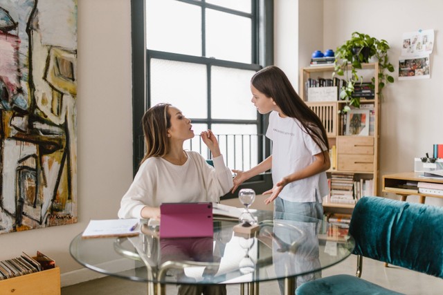 3 Cara Menghadapi Saudara yang Serakah Warisan dengan Elegan. Foto: Pexels/RDNE Stock Project.