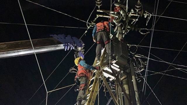 Petugas PLN tampak memperbaiki jaringan listrik yang alami kerusakan.