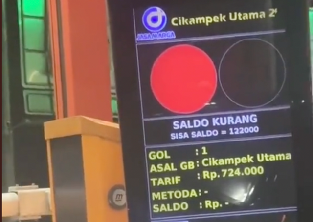 Tangkapan layar akun TikTok @erlanggaleo menunjukkan tarif tol Rp 724.000 yang dikenakan kepadanya saat melintas Tol Cikampek. Foto: kumparan