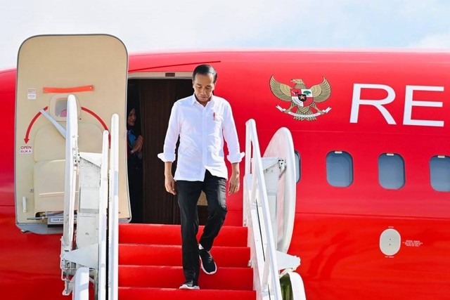 Presiden Joko Widodo tiba di landasan helikopter Lapangan Persimura, Kabupaten Pidie, Aceh, pada Selasa (27/62023). Foto: Laily Rachev/Biro Pers Sekretariat Presiden