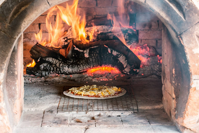 Pizza kayu bakar (wood fired pizza).
 Foto: ntdanai/Shutterstock