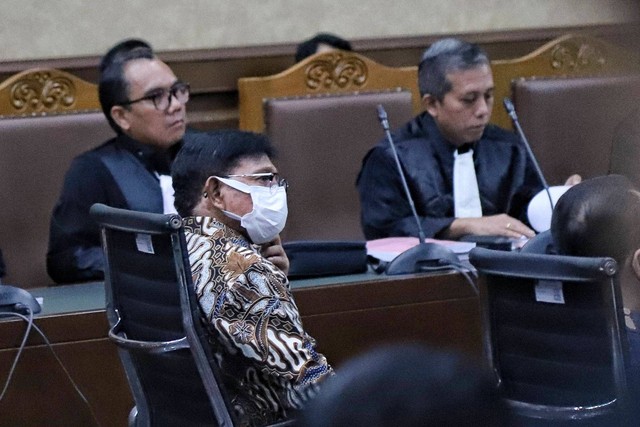 Terdakwa Menkominfo nonaktif Johnny G Plate hadir pada sidang perdana kasus BTS BAKTI dengan agenda pembacaan dakwaan di Pengadilan Negeri Jakarta Pusat, Selasa (27/6/2023). Foto: Jamal Ramadhan/kumparan