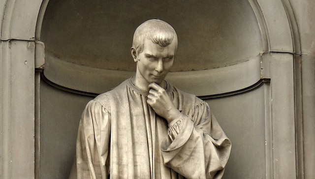 Patung Machiavelli di Uffizi (sumber: www.pexels.com)