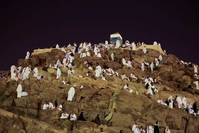 Jemaah haji berkumpul di Bukit Rahmah di dataran Arafah selama ibadah haji tahunan, di luar kota suci Makkah, Arab Saudi, Selasa (27/6/2023). Foto: Mohamed Abd El Ghany/REUTERS