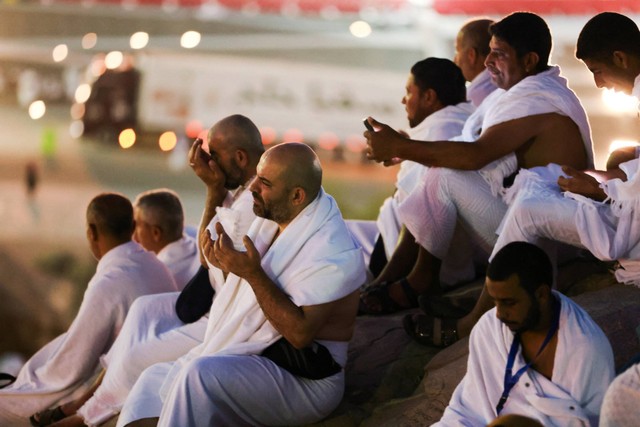 Ilustrasi laki-laki melaksanakan ibadah haji atau umrah. Foto: Mohamed Abd El Ghany/REUTERS