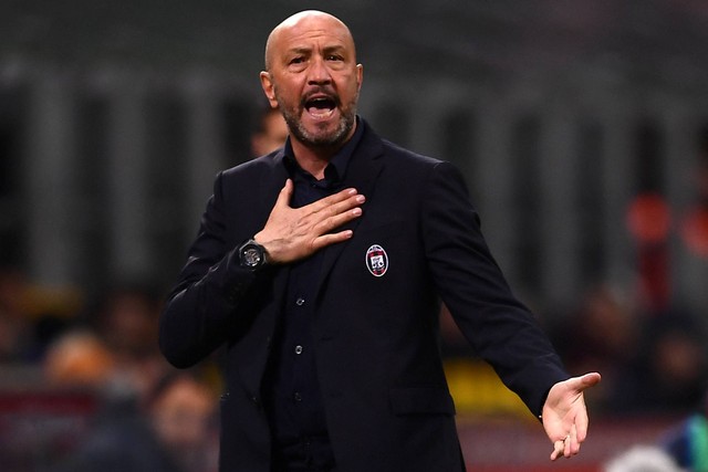 Pelatih Crotone Walter Zenga dari Italia memberi isyarat pada akhir pertandingan sepak bola Serie A Italia Inter Milan Vs Crotone pada 3 Februari 2018 di stadion 'Giuseppe Meazza' di Milan. Foto: Marco Bertorello/AFP