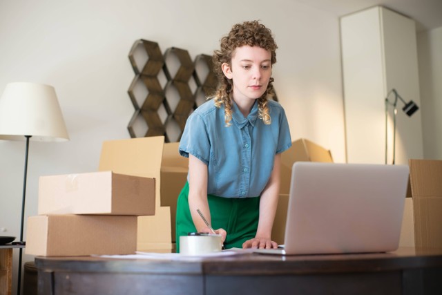 ara Jual Barang di Tokopedia dengan Mudah dan Aman. Foto: Pexels/Kampus Production.