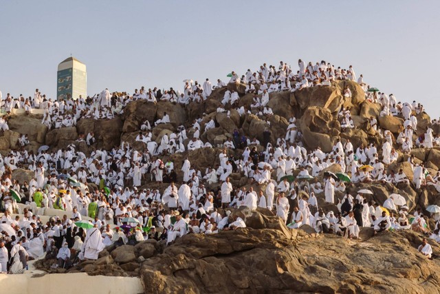 Jemaah haji berkumpul di Bukit Rahmah di dataran Arafah selama ibadah haji tahunan, di luar kota suci Makkah, Arab Saudi, Selasa (27/6/2023). Foto: Mohamed Abd El Ghany/REUTERS