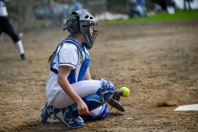 Cara Melempar Bola dan Menangkap Bola dalam Olahraga Softball. Foto: Pexels/Bryce Carithers.