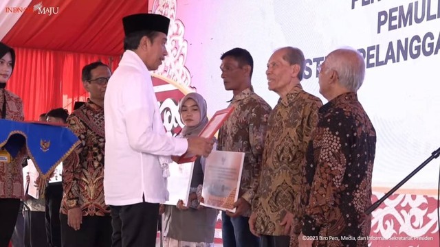 Presiden Jokowi di kick off pemulihan hak korban pelanggaran HAM berat di Rumah Geudong, Pidie, Aceh, Selasa (27/6/2023). Foto: Youtube/Sekretariat Presiden