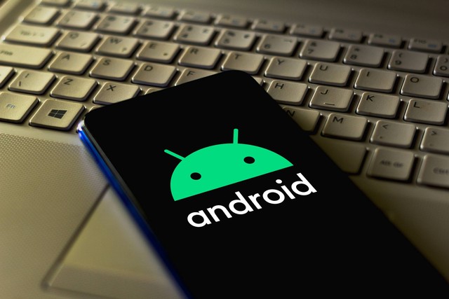 Ilustrasi logo Android di smartphone. Foto: rafapress/Shutterstock