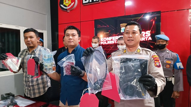 Dua WN Bulgaria ditangkap Polresta Yogyakarta setelah bobol ATM menggunakan software khusus, Selasa (27/6/2023). Foto: Arfiansyah Panji Purnandaru/kumparan