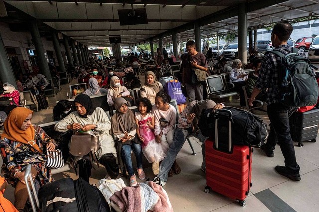 Sejumlah pemudik menunggu kedatangan kereta api di Stasiun Pasar Senen, Jakarta, Selasa (27/6/2023). Foto: ANTARA FOTO/Aprillio Akbar