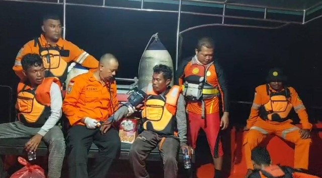 2 ABK KM Farida Indah yang ditemukan di Perairan Timika. Foto: SAR Timika.