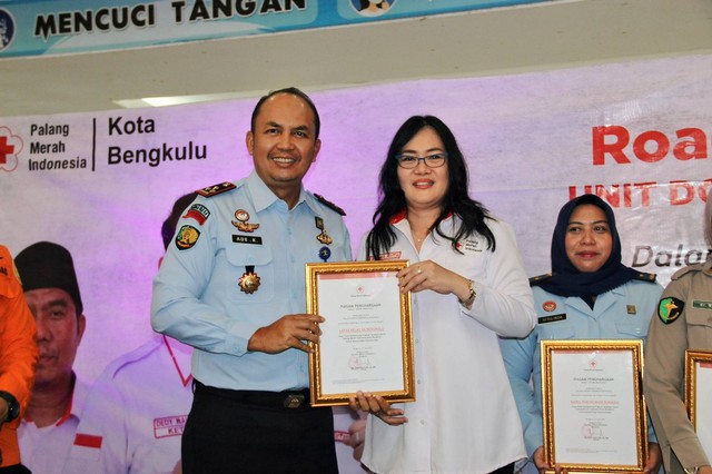 Ade Kusmanto dapat Apresiasi dari PMI Kota Bengkulu di Hari Donor Darah Sedunia. Foto : Humas Lapas Bengkulu