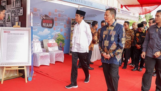 Presiden Joko Widodo saat berada di lokasi Rumoh Geudong, Pidie, Aceh. Foto: Suparta/acehkini