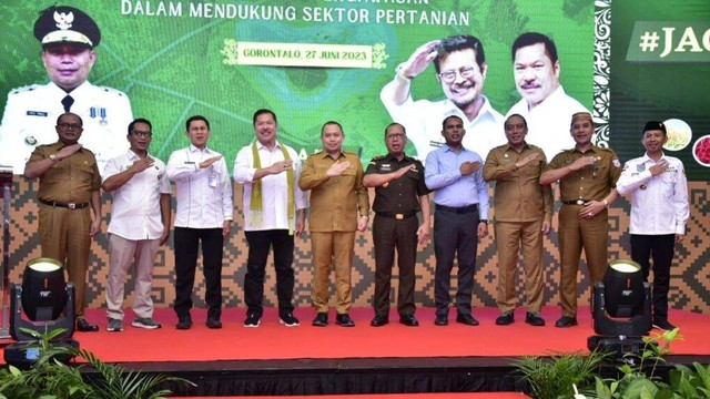 Penjabat Gubernur Ismail Pakaya foto bersama Irjen Kementerian Pertanian Jan S. Maringka usai pembukaan Dialog Jaga Pangan yang berlangsung di Hotel Aston, Selasa (27/6/). Foto: Dok istimewa.