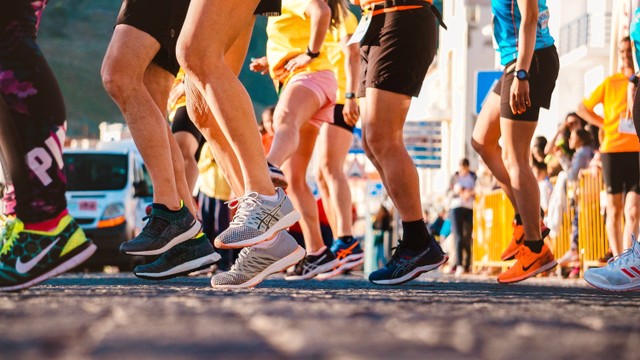 ilustrasi gambar cara melakukan lari estafet. Pexels/RUN