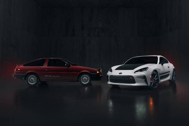Wujud mobil sport terbaru Toyota GR86 Trueno 2024 (kanan). Foto: Toyota