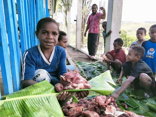 Pendistribusian Daging Kurban Tanpa Kantong Plastik di Papua.