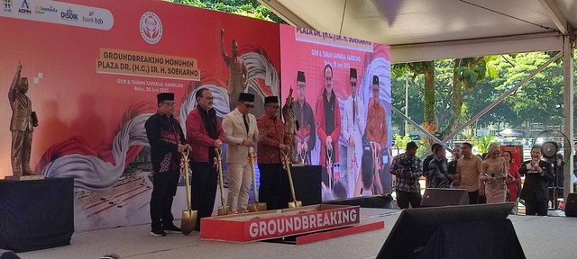 Ridwan Kamil dan Hasto Kristiyanto dalam acara groundbreaking Monumen Plaza Soekarno di Taman Saparua Bandung, 28 Juni 2023. Foto: Rachmadi Rasyad/kumparan
