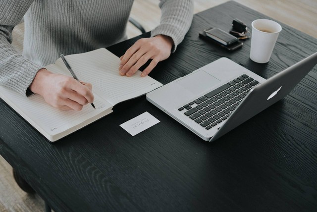 Ilustrasi Syarat Membuat Surat Keterangan Penghasilan Orang Tua | Sumber: Unsplash/Vadim Bozhko