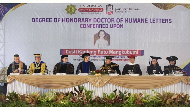 GKR Mangkubumi menerima anugerah gelar Doktor Honoris Causa dari NIU. Foto: Atif UT