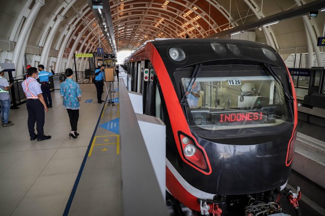 Kereta ringan atau Light Rail Transit (LRT) terparkir di Stasiun LRT Dukuh Atas, Jakarta, Rabu (28/6/2023). Foto: Jamal Ramadhan/kumparan