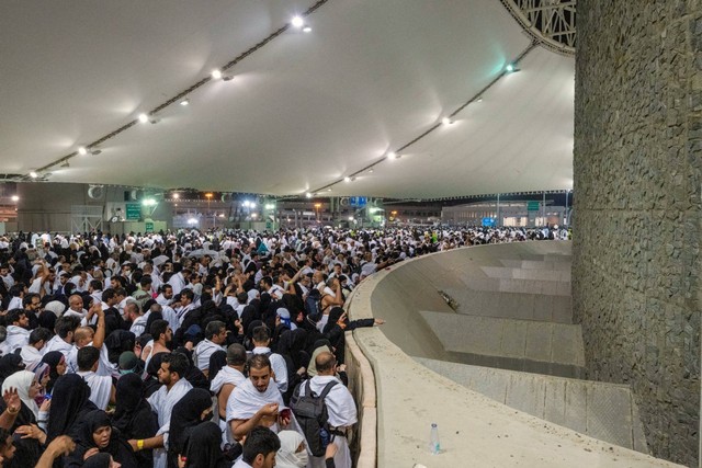 Jemaah haji melempar jumroh aqobah di Jamarat, Makkah, Arab Saudi, Rabu (28/6/2023). Foto: Saudi Press Agency/Handout via REUTERS