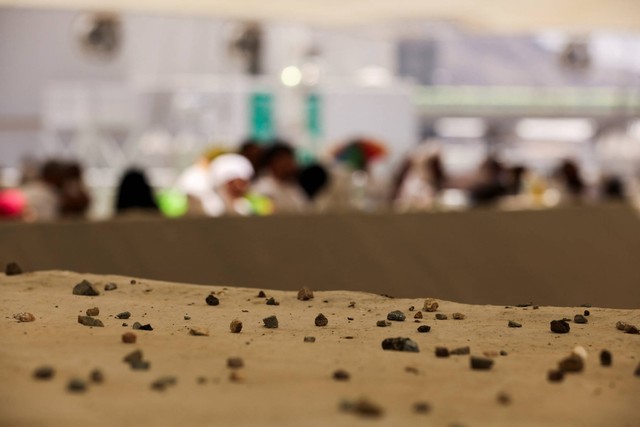 Batu yang dilemparkan jemaah haji saat lempar jumroh aqobah di Jamarat, Makkah, Arab Saudi, Rabu (28/6/2023). Foto: Mohamed Abd El Ghany/REUTERS