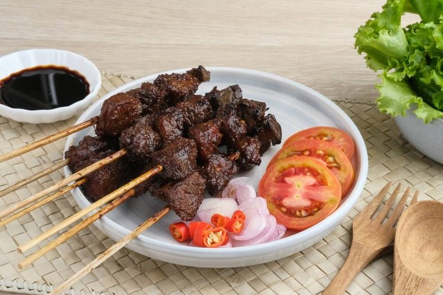 Sate ayam berbumbu kecap yang disukai masyarakat Indonesia. Foto: Shutterstock