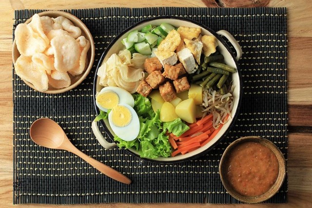 Menu gado-gado yang sehat dan kaya dengan rasa gurih dan manis pada bumbunya.  Foto: Shutterstock