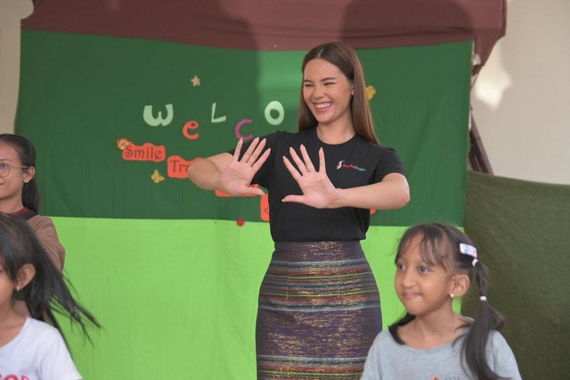 Miss Universe 2018 dan Duta Global Smile Train Catriona Gray bermain bersama pasien Smile Train Indonesia - IST