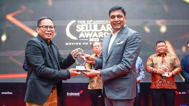 Vikram Sinha, CEO Indosat Ooredoo Hutchison (kanan) menerima penghargaan CEO of the Year pada Selular Award 2023.