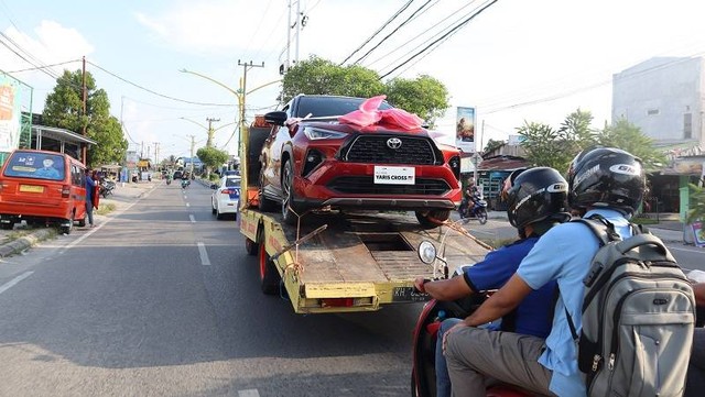 DIARAK - Mobil Toyota Yaris Cross saat diarak keliling Kota Palangka Raya bersama puluhan karyawan Wira Toyota Palangka Raya.