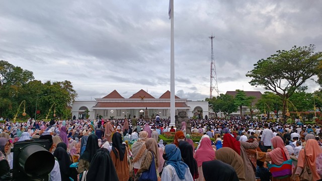 Suasana Gedung Agung, Yogyakarta, Kamis (29/6). Masyarakat antusias salat Idul Adha bersama Presiden Jokowi Foto: Arfiansyah Panji Purnandaru/kumparan